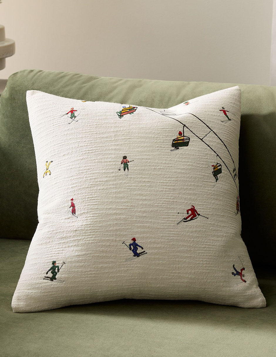 Funda de cojín Embroidered Skiers 2