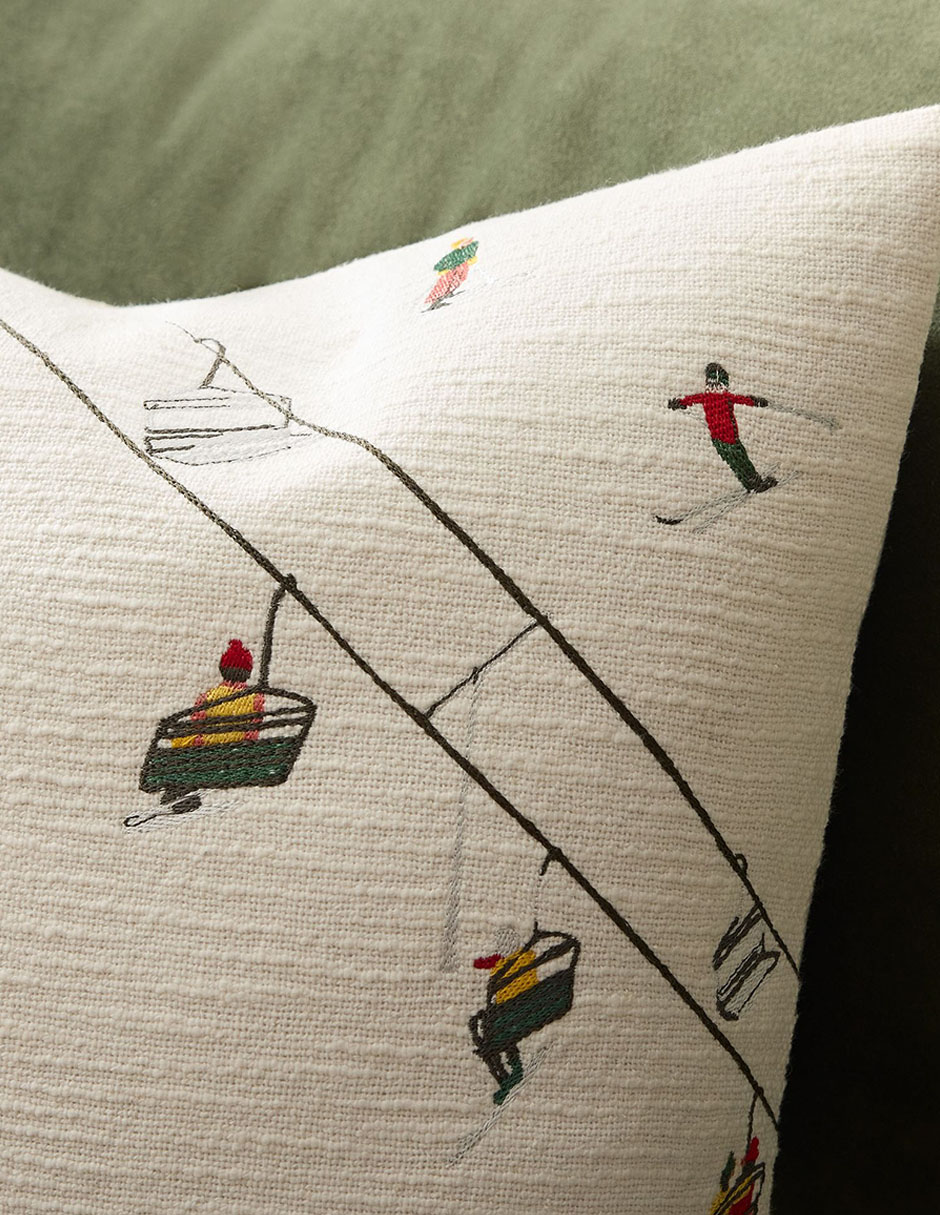Funda de cojín Embroidered Skiers 3